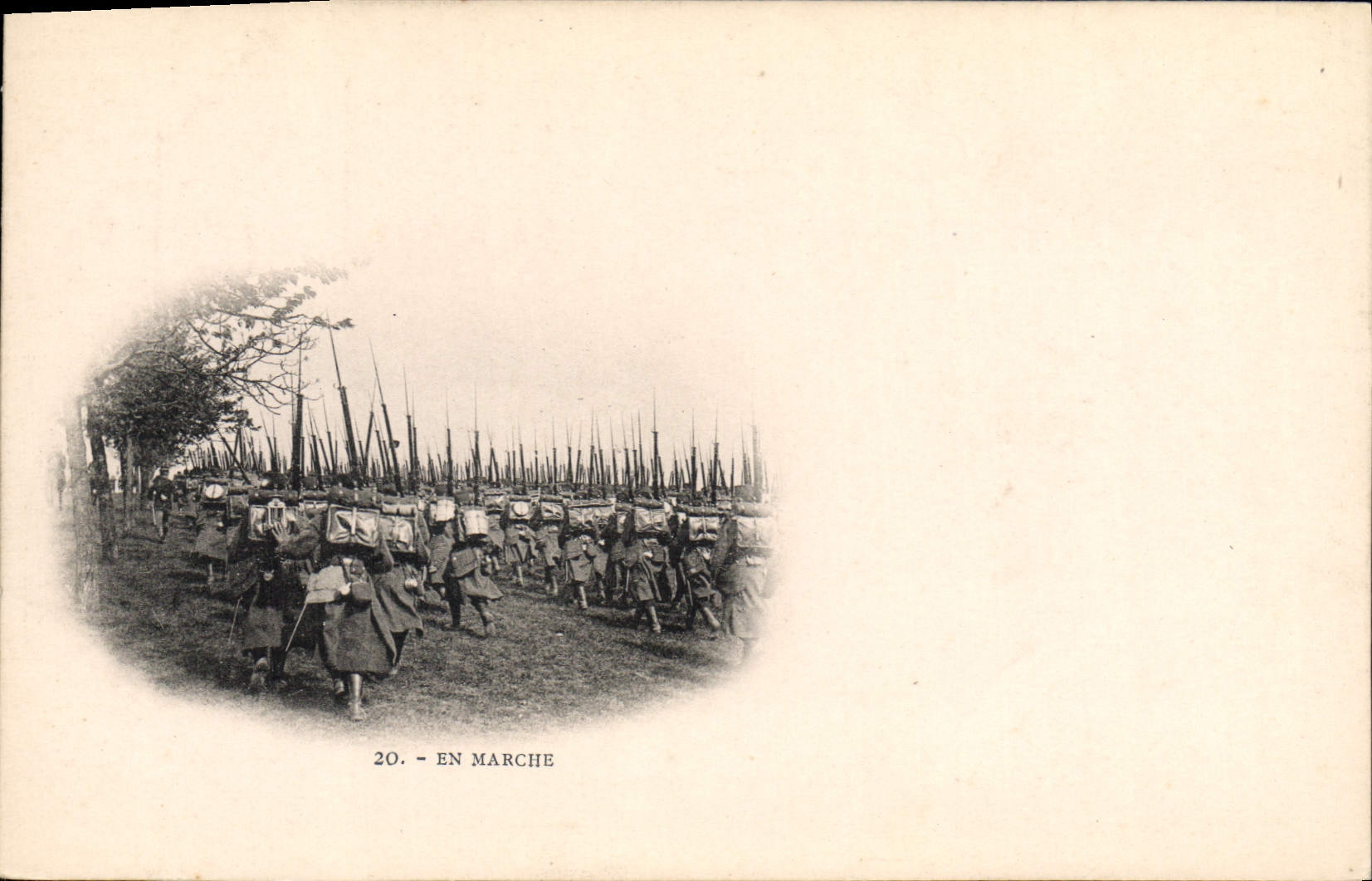 CPA Militaria En marche 