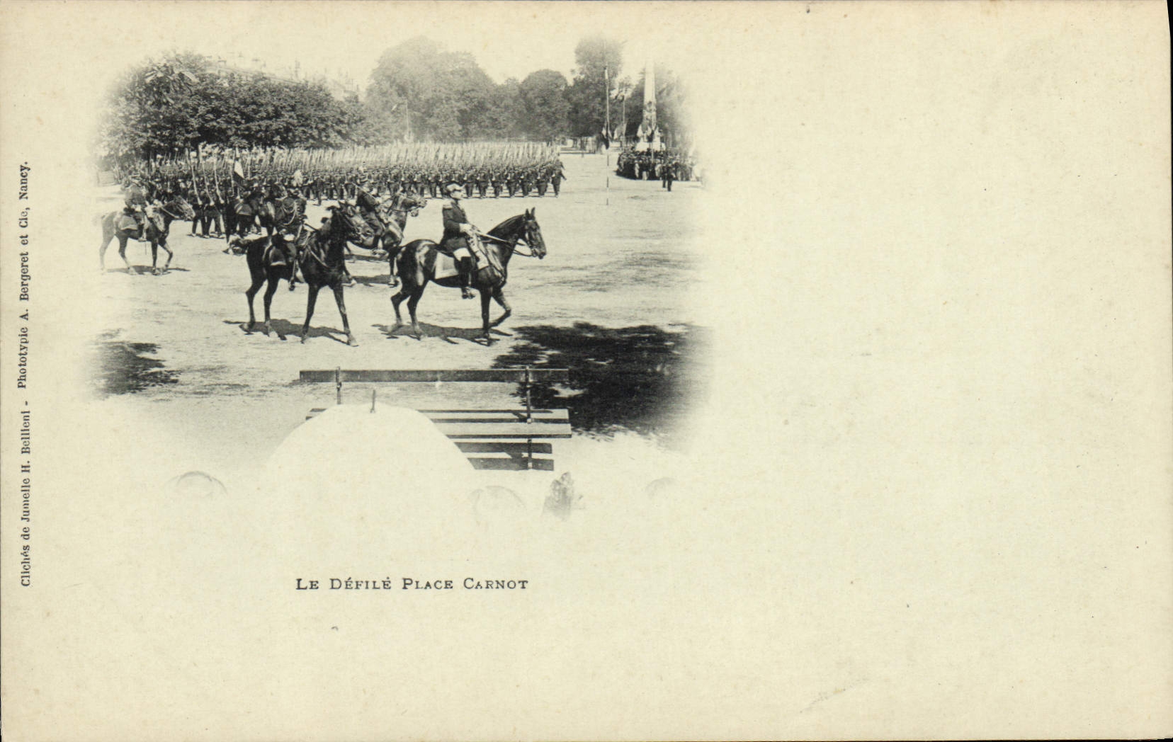 CPA Militaria Le defile Place Carnot 