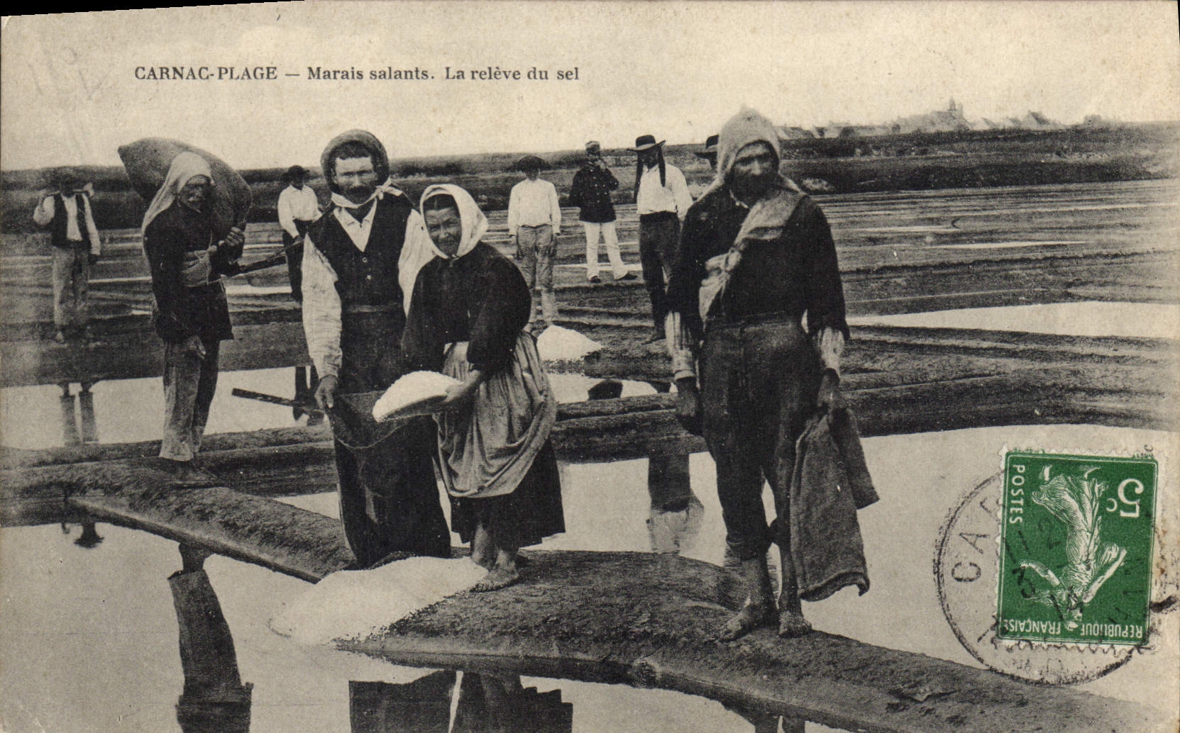 CPA Carnac Plage Marais salants La releve du sel TOP