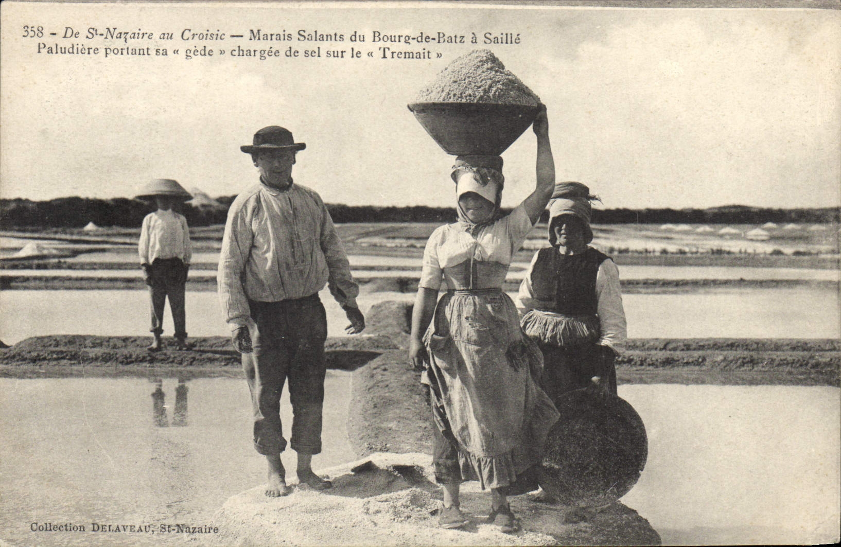 CPA De St Nazaire au Croisic Marais salants du Bourg de Batz a Saille Paludiere portant sa gede chargee de sel