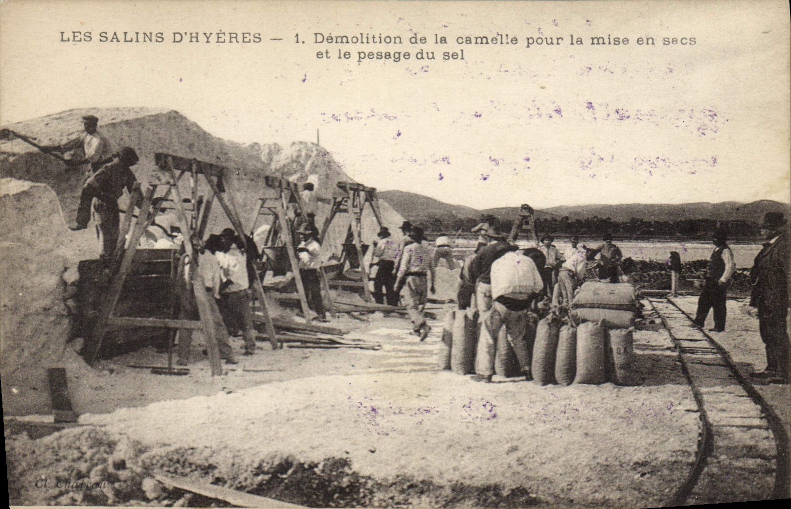 CPA Les Salins d'Hyeres Demolition de la camelle pour la mise en sacs et le pesage du sel