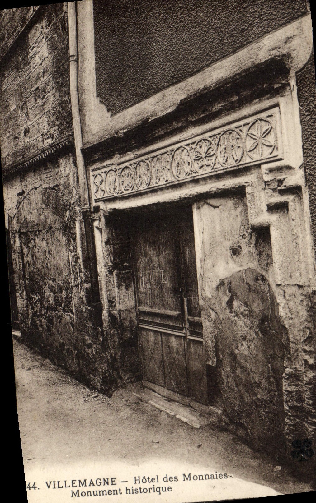 VINTAGE POSTCARD Bank Villemagne Mint