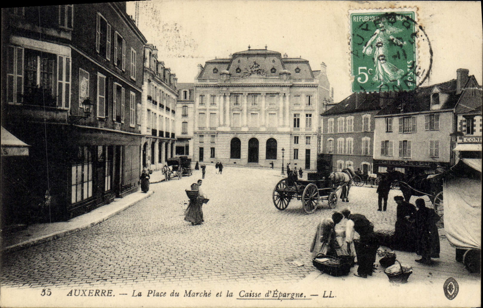 Banco de Auxerre de la POSTAL de la VENDIMIA el lugar del mercado y del banco de ahorros