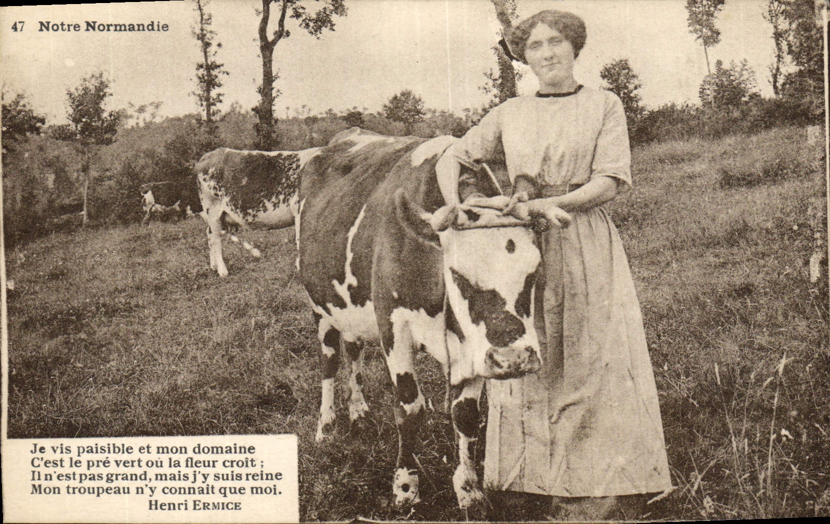 CPA Folklore Femme Vache Normandie