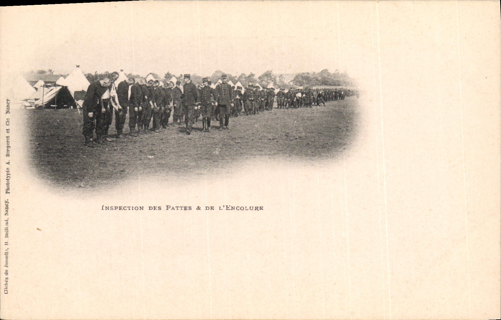 CPA Militaria Inspection des pattes et de l'encolure