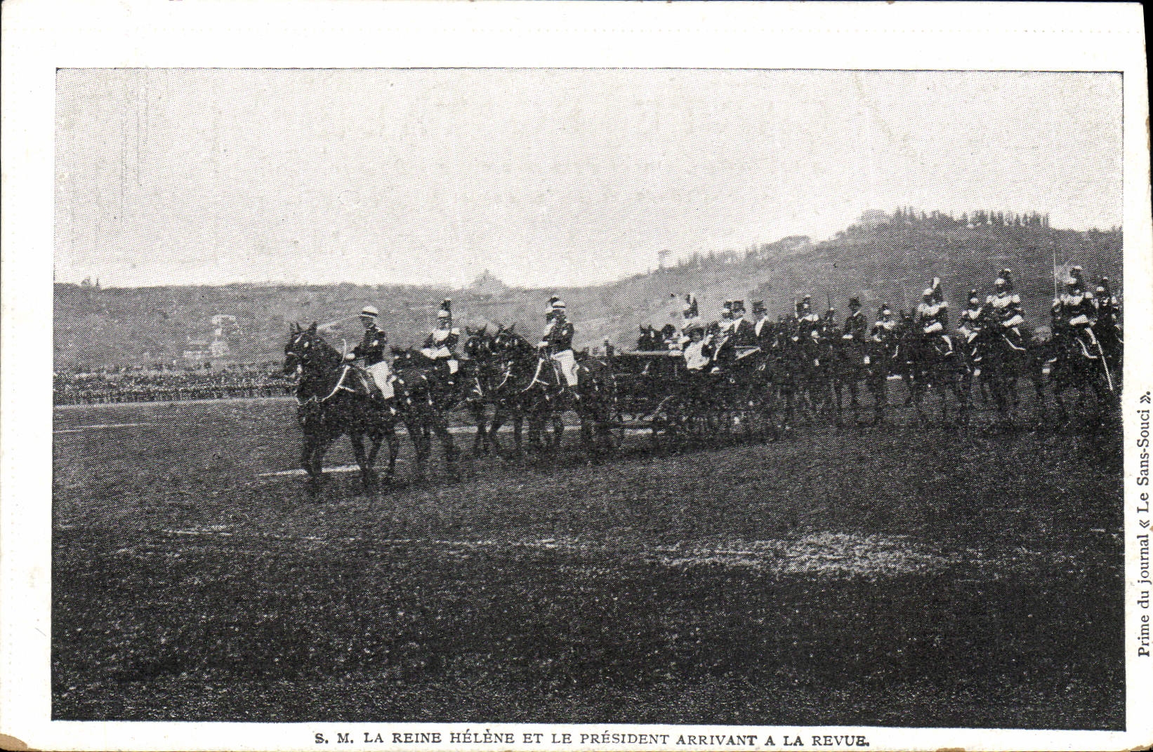 CPA Militaria SM La reine Helene et le President arrivant a la revue 