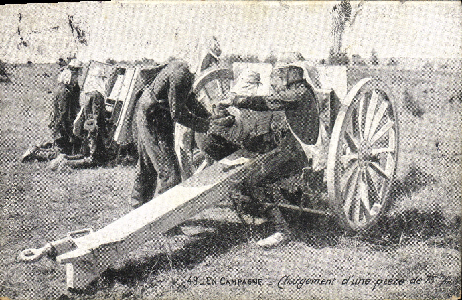 CPA Militaria En Campagne Chargement d'une piece de 75 mm