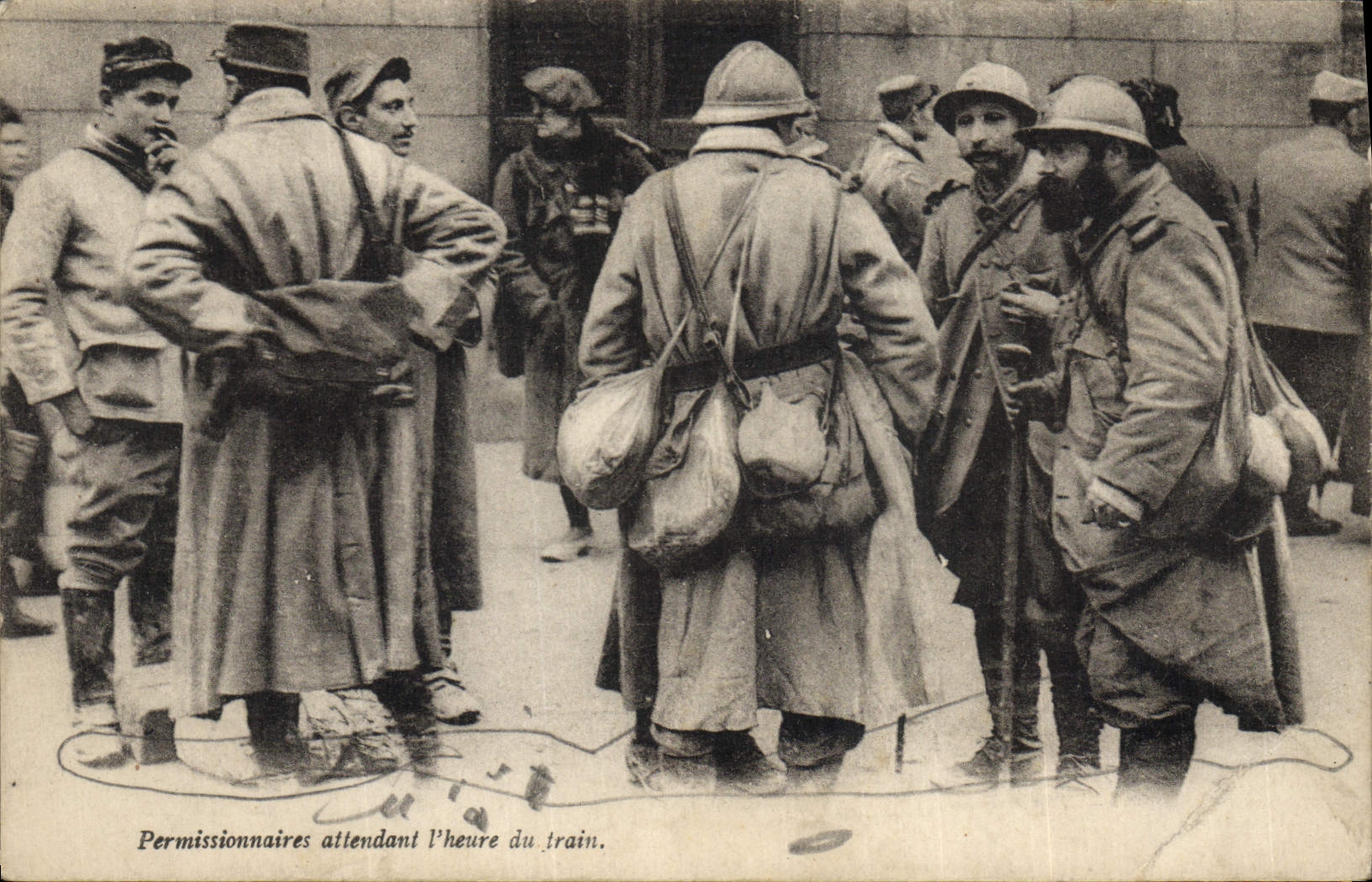 VINTAGE POSTCARD Militaria Persons on leave waiting the hour of the train