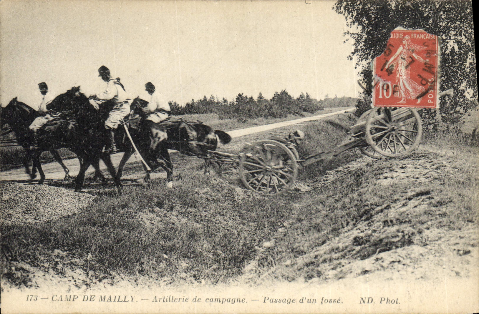 CPA Militaria Camp de Mailly Artillerie de campagne Passage d'un fosse