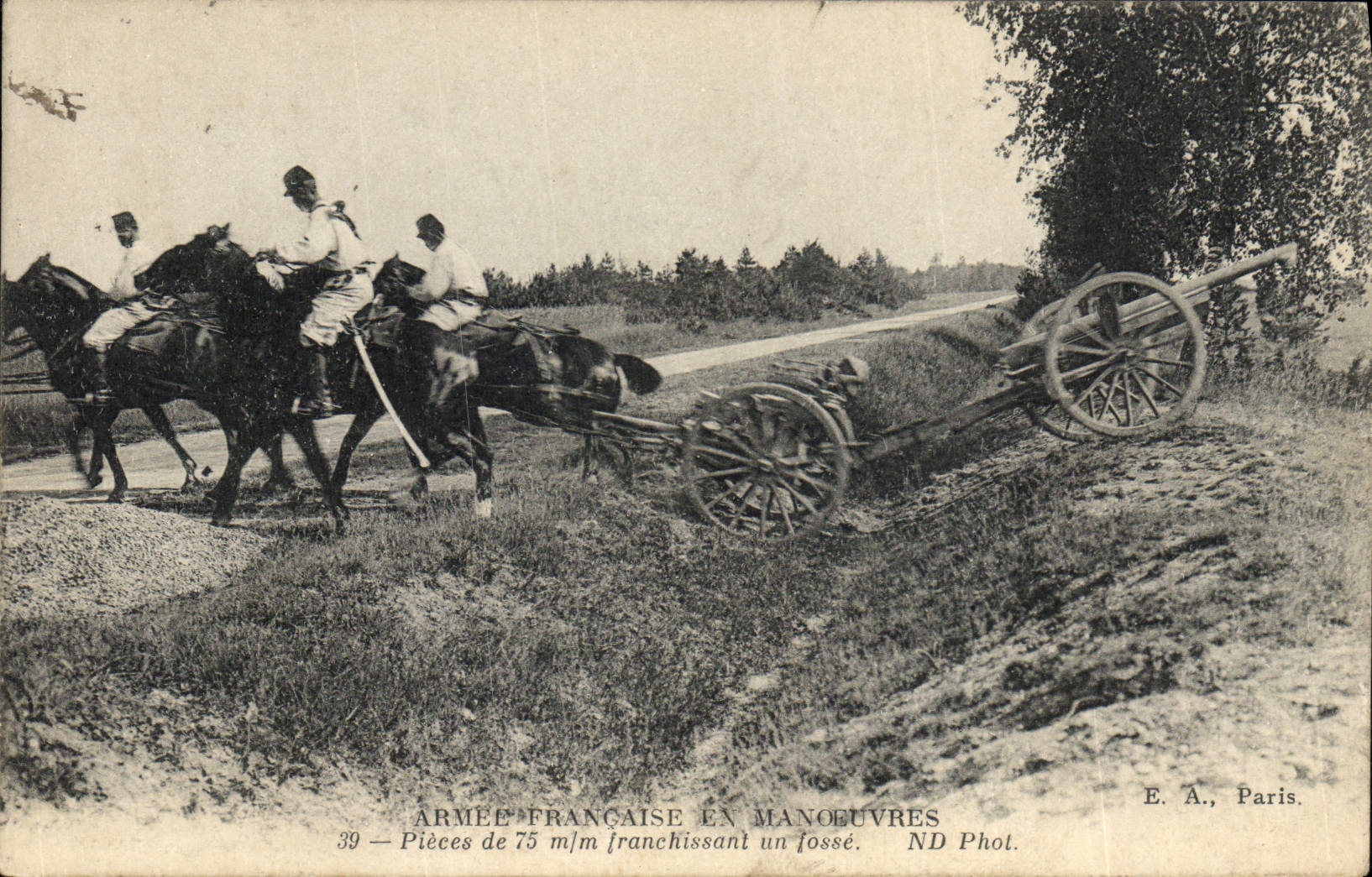 CPA Militaria Armee Francaise en manoeuvres Pieces de 75mm franchissant un fosse