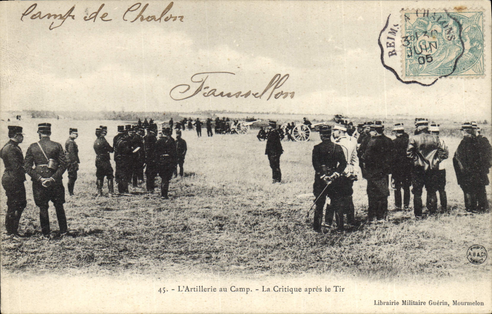 CPA Militaria L'artillerie au camp La critique apres le tir