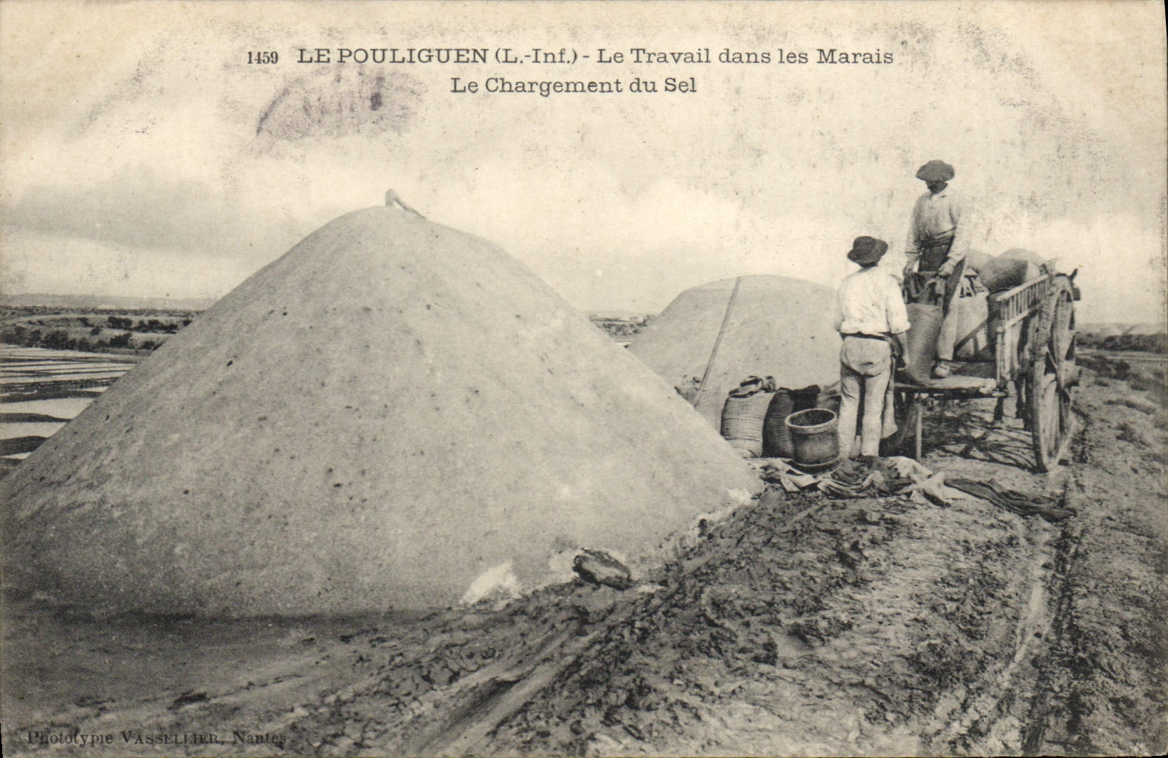 Trabajo de Pouliguen de los pantanos del agua salada del folklore de la POSTAL de la VENDIMIA en los pantanos el cargamento de la sal