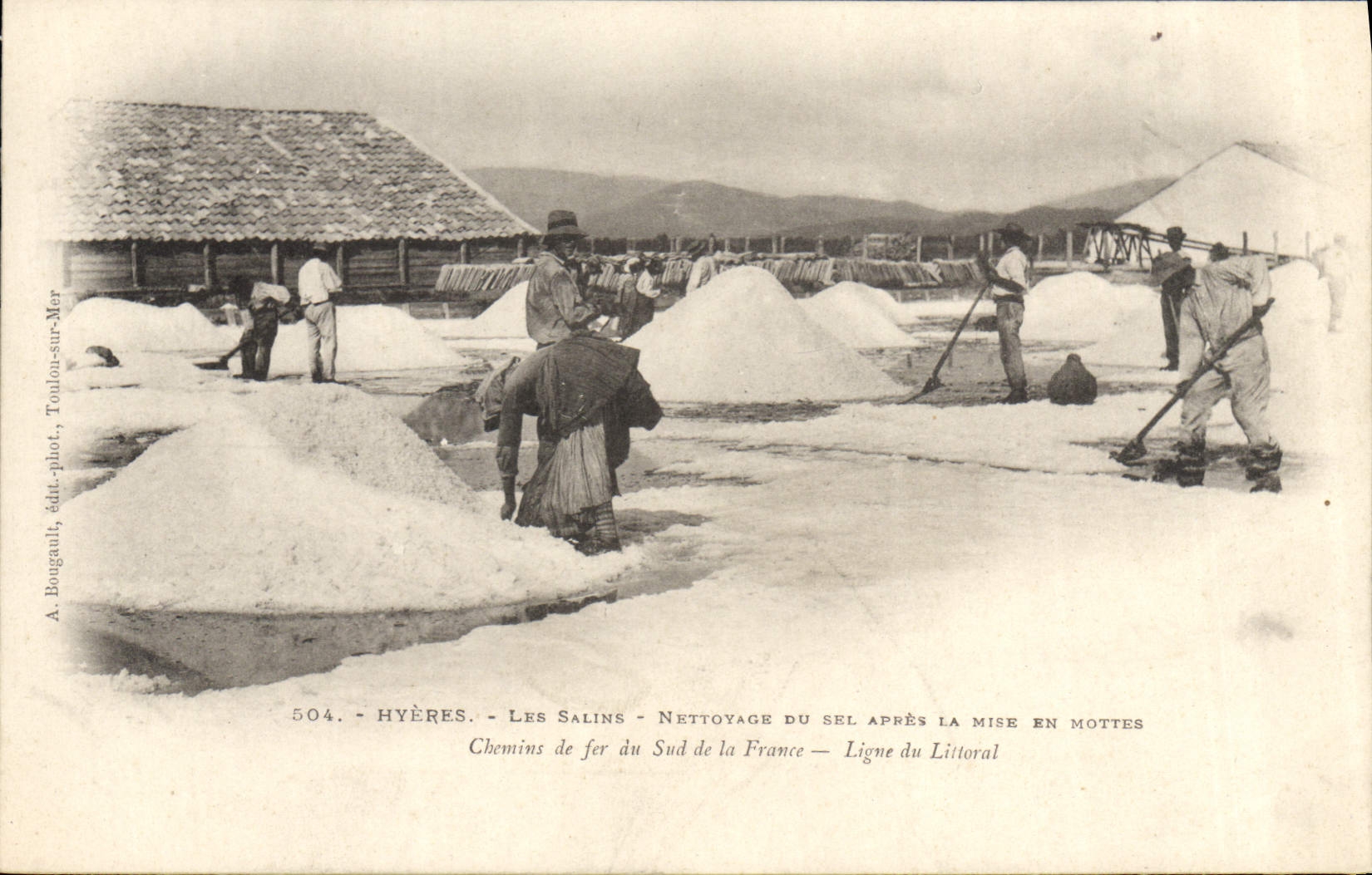 CPA Folklore Marais Salants Hyeres Les Salins Le nettoyage du sel apres la mise en mottes