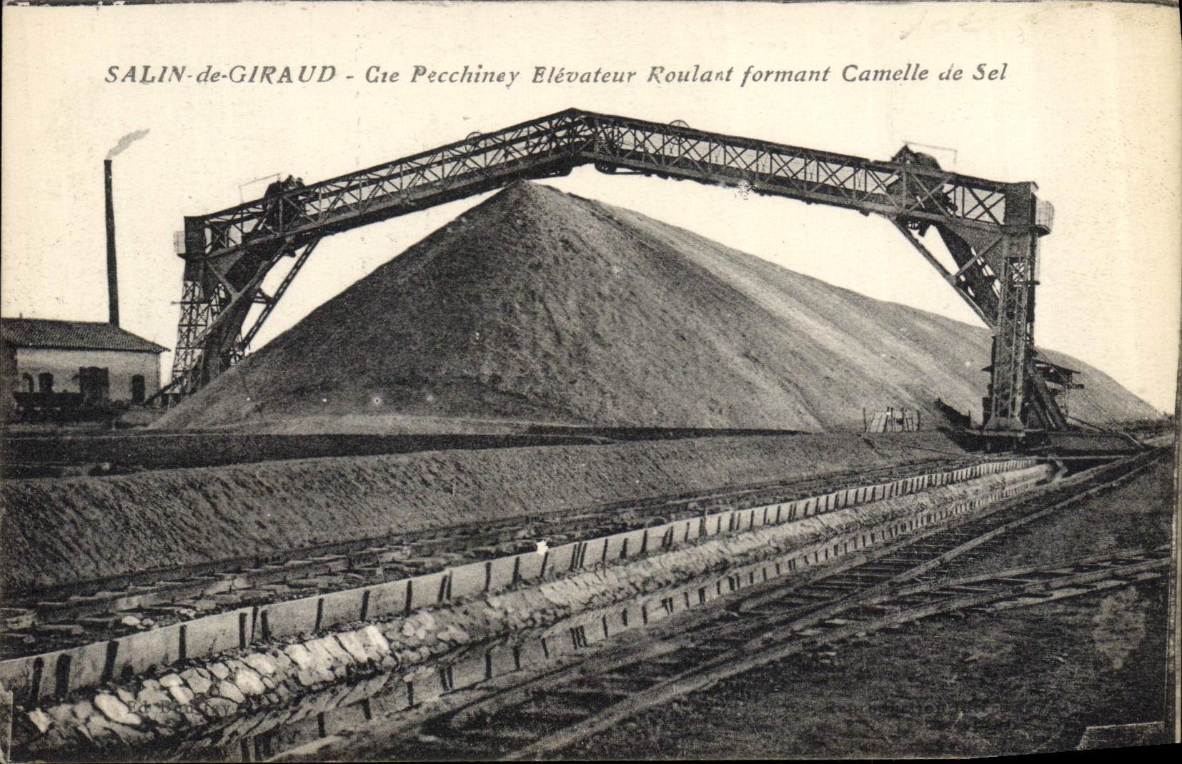 CPA Folklore Marais Salants Salin de Giraud Cie Pechiney Elevateur Roulant formant camelle de sel