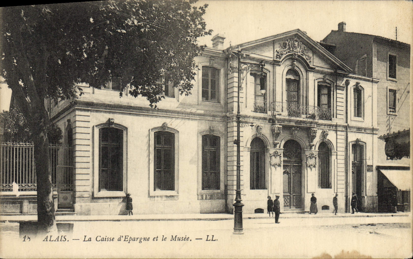 VINTAGE POSTCARD Banque Went the Savings bank and the museum