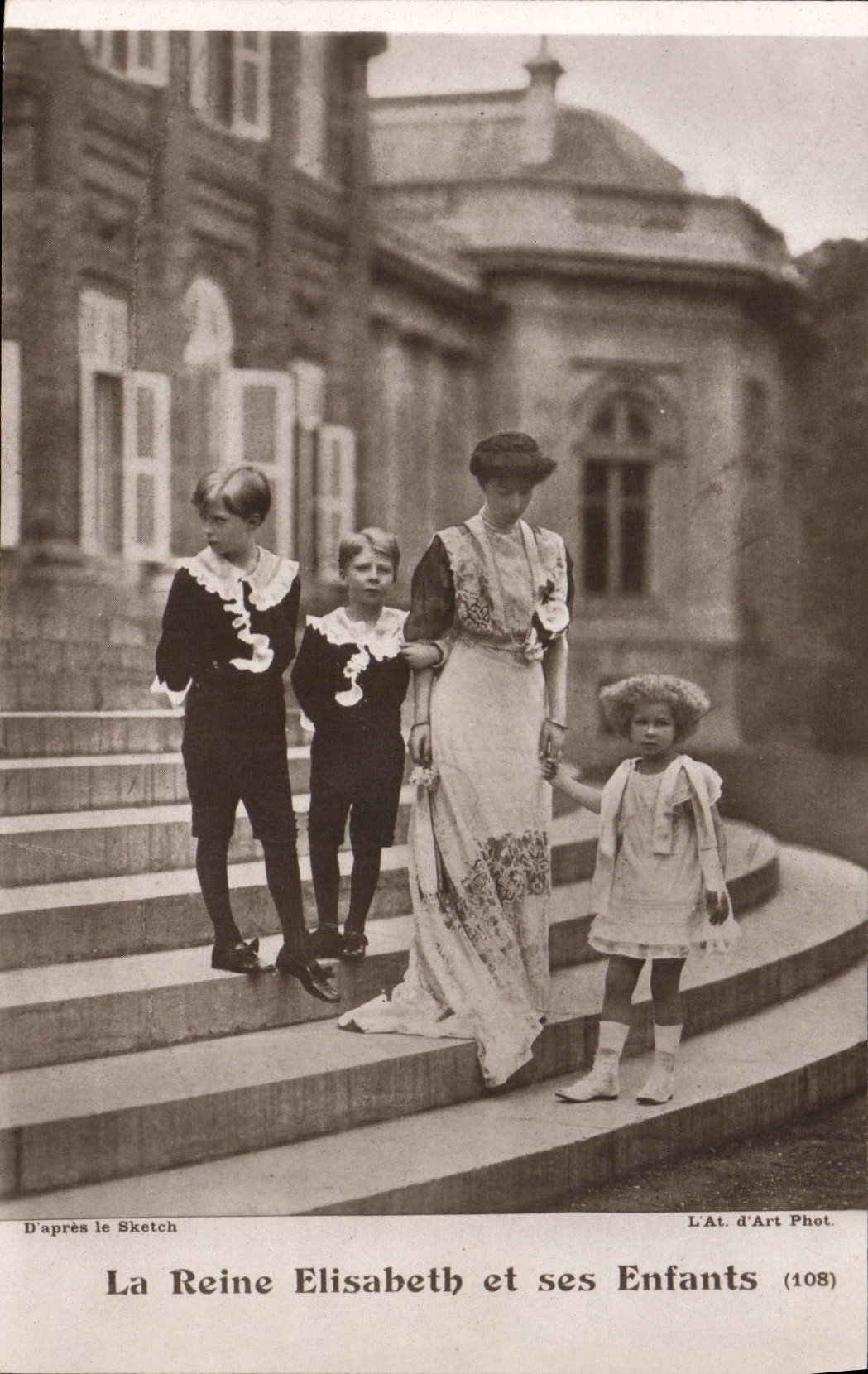CPA La reine Elisabeth et ses enfants 