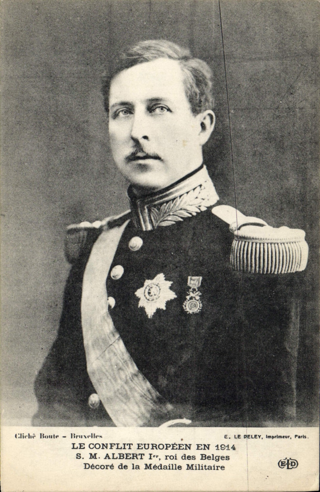 Rey de la POSTAL SM Albert de la VENDIMIA el 1r de belgas adorna con la medalla militar