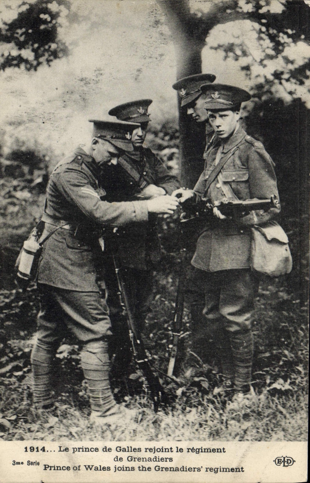CPA Le prince de Galles rejoint le regiment de Grenadiers Militaria 