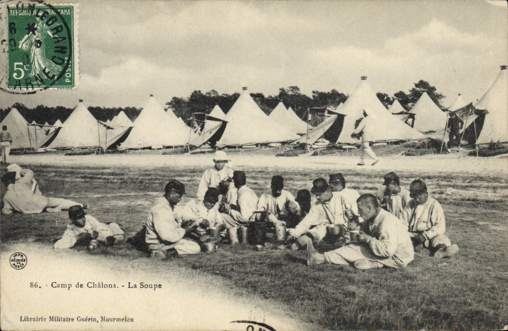 CPA Militaria Camp de Chalons La soupe 
