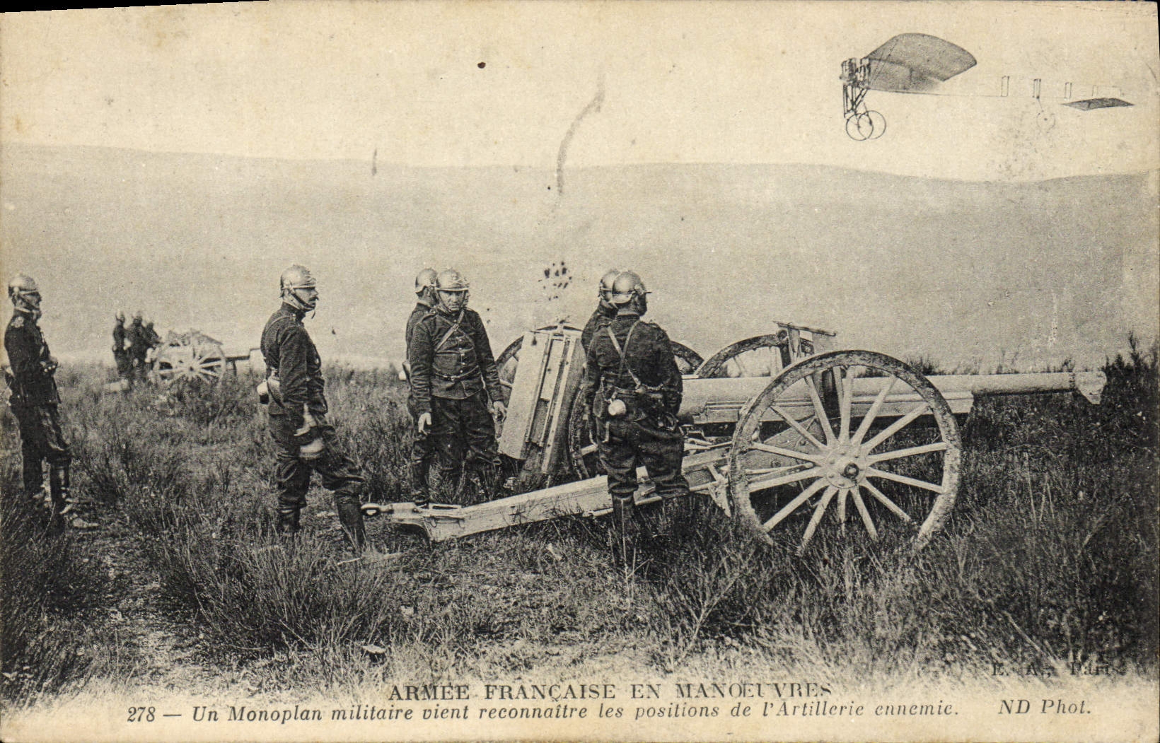 CPA Militaria Un monoplan militaire vient reconnaitre les positions de l'artillerie ennemie Avion 