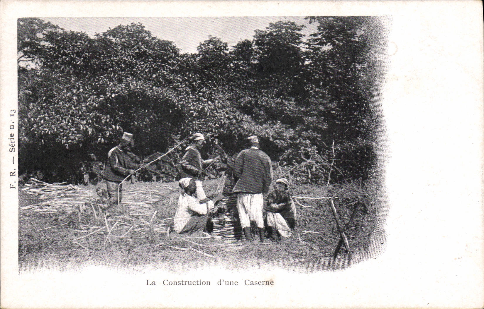 CPA Militaria La construction d'une caserne 