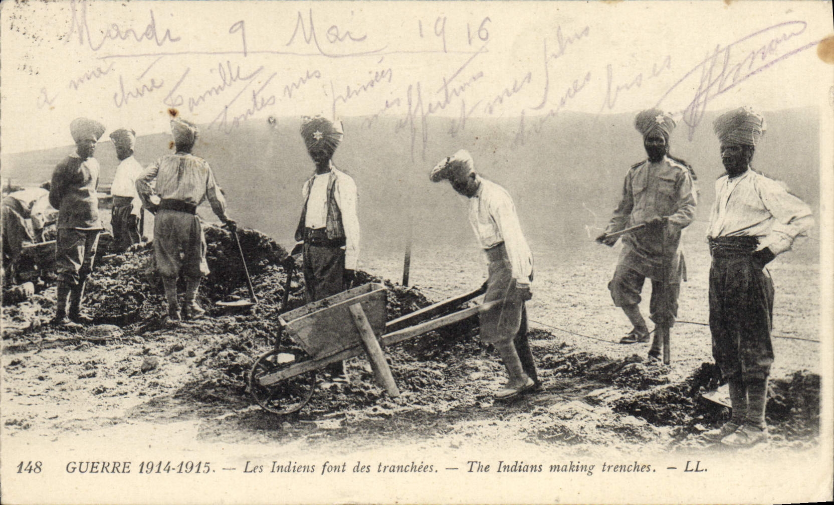 CPA Militaria Les Indiens font des tranchees 