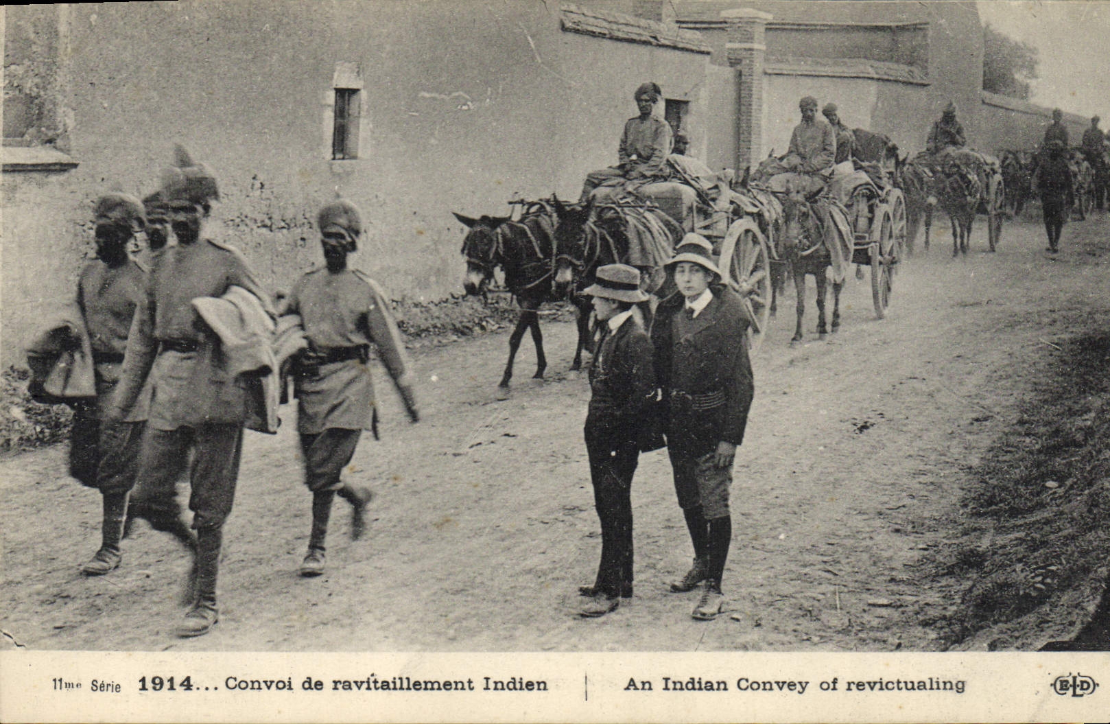 CPA Militaria Convoi de ravitaillement indien 