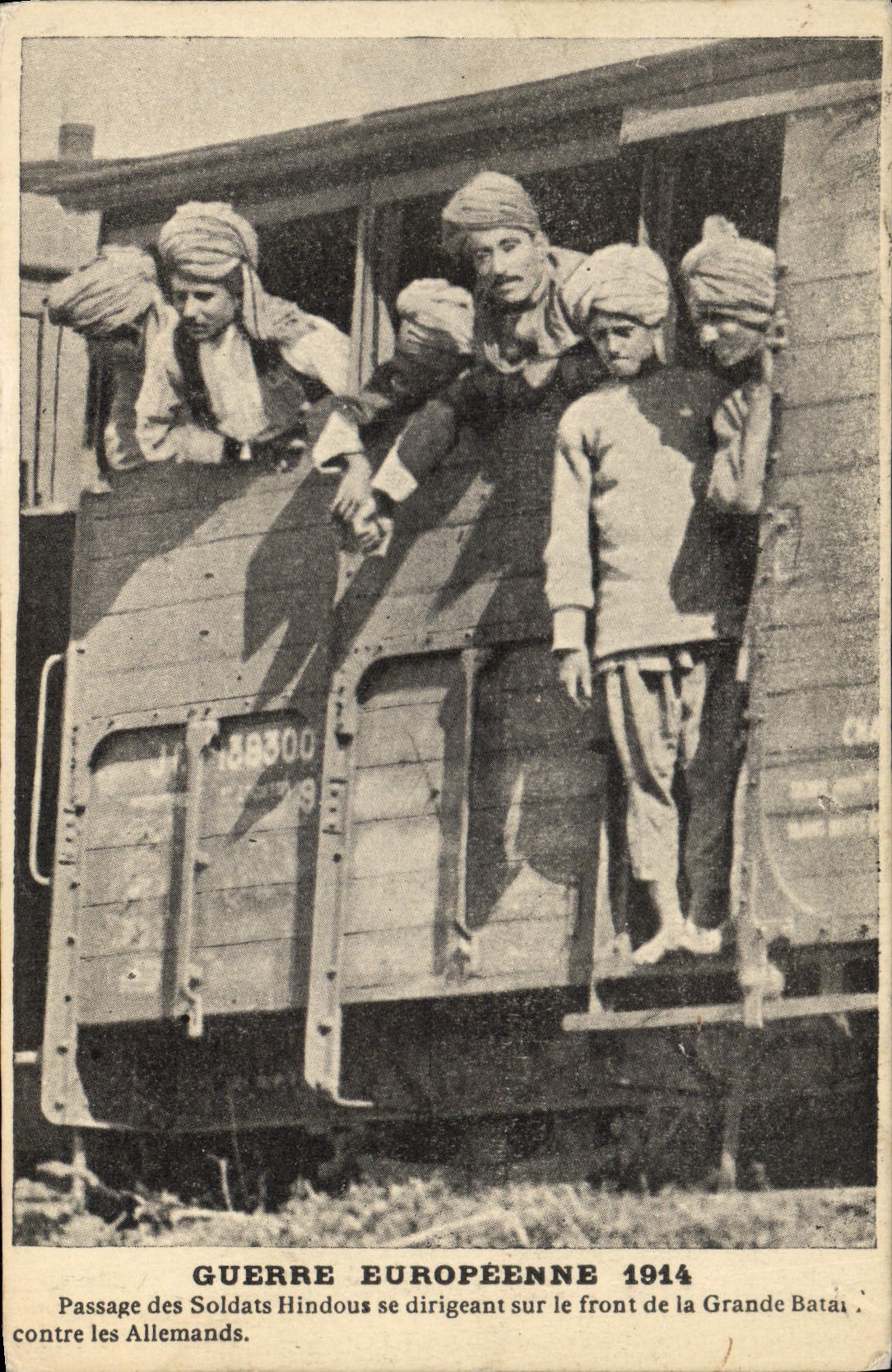 CPA Militaria Passage des Soldats Hindous se dirigeant vers le front de la Grande bataille 