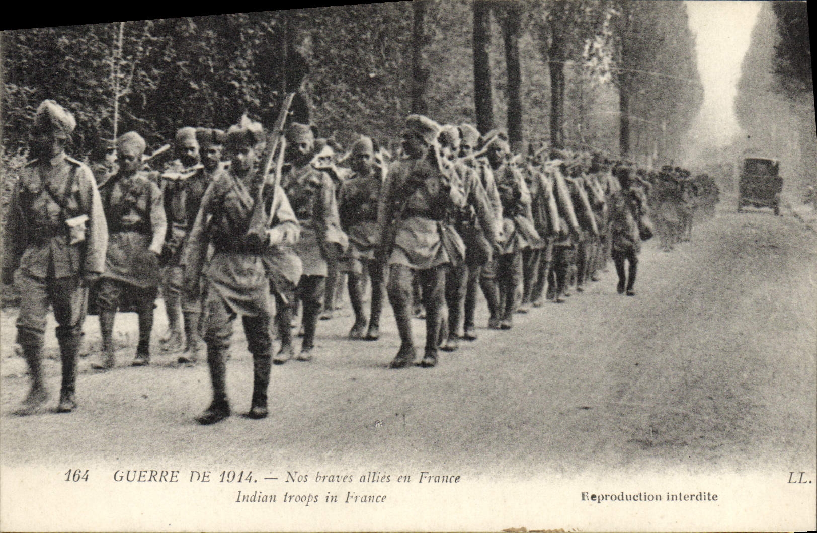 VINTAGE POSTCARD Militaria Our brave men combine in France