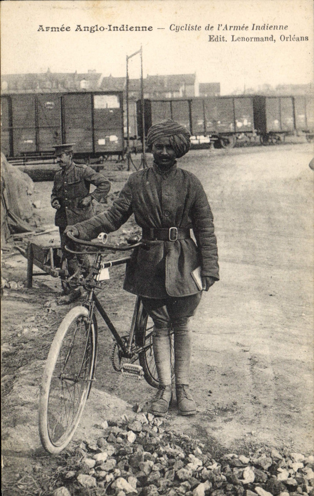 El ciclista Anglo de Militaria Armee Indienne de la POSTAL de la VENDIMIA con el ejército indio Velo completa un ciclo