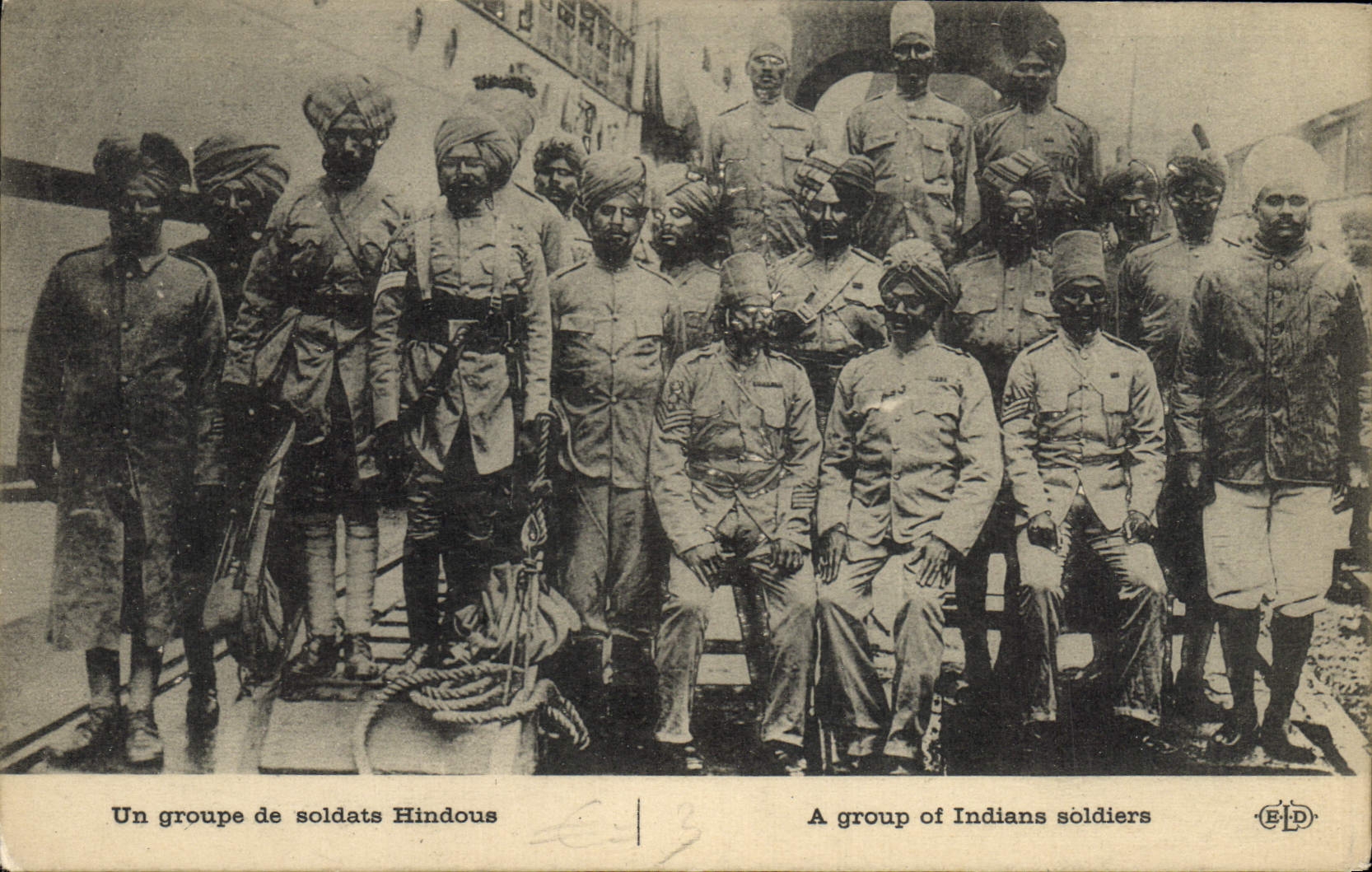 CPA Militaria Un groupe de soldats Hindous 