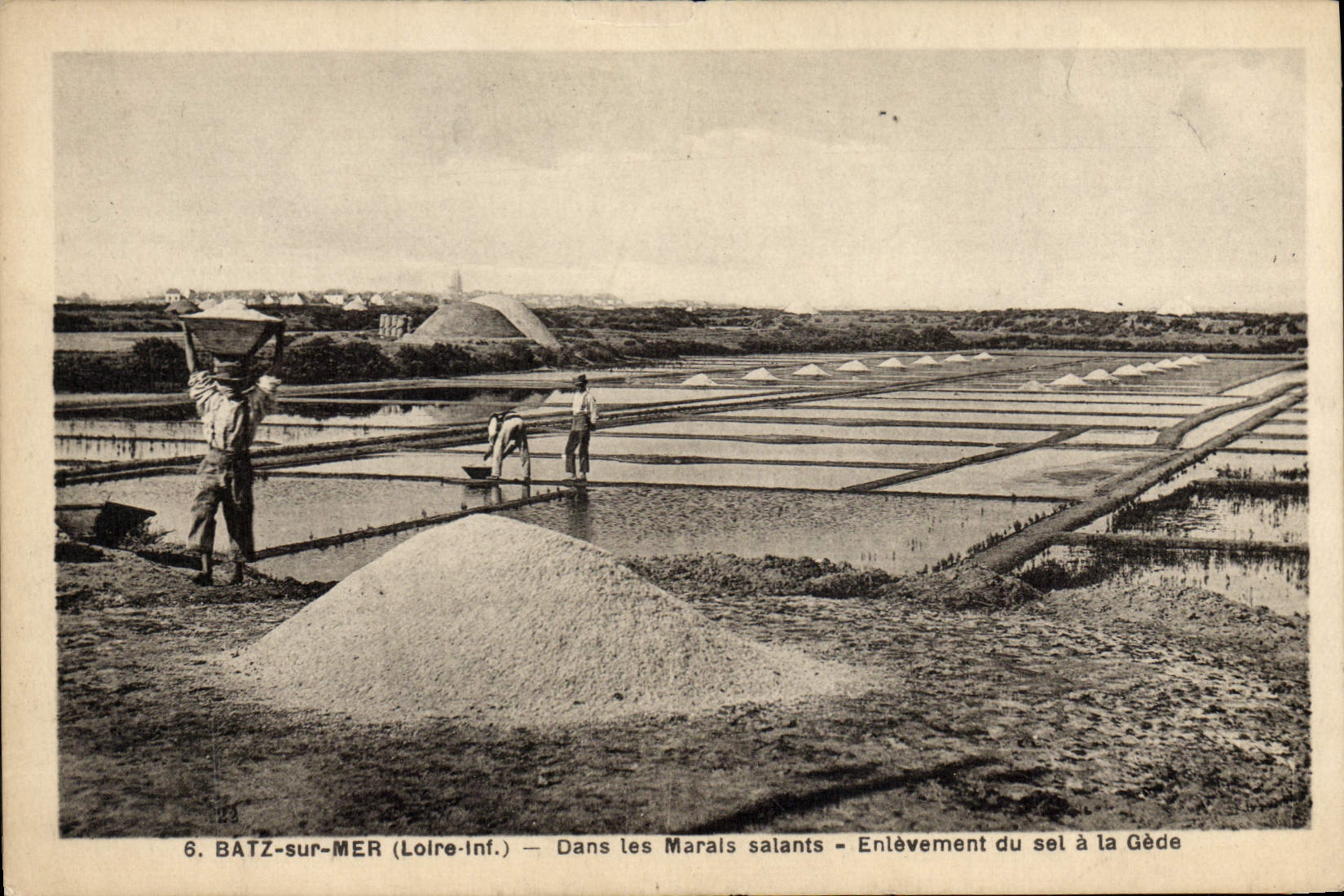 VINTAGE POSTCARD salt-water Marshes Removal of salt in Gede Batz on Sea