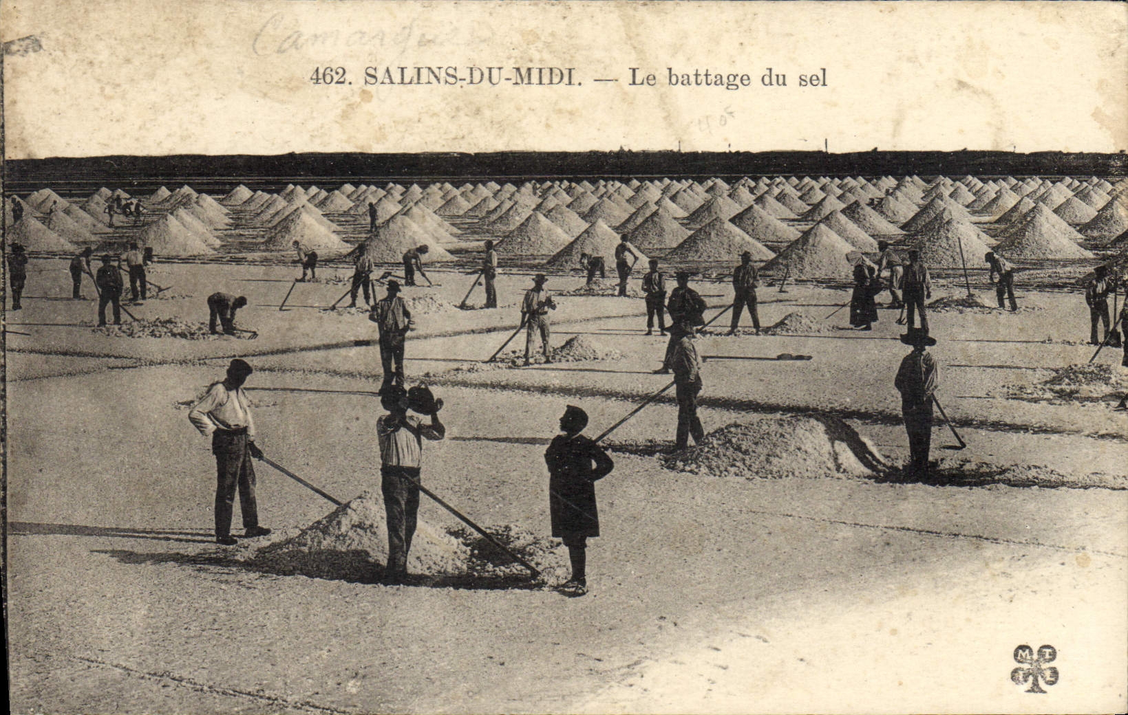 CPA Marais salants Salins du Miid Le battage du sel