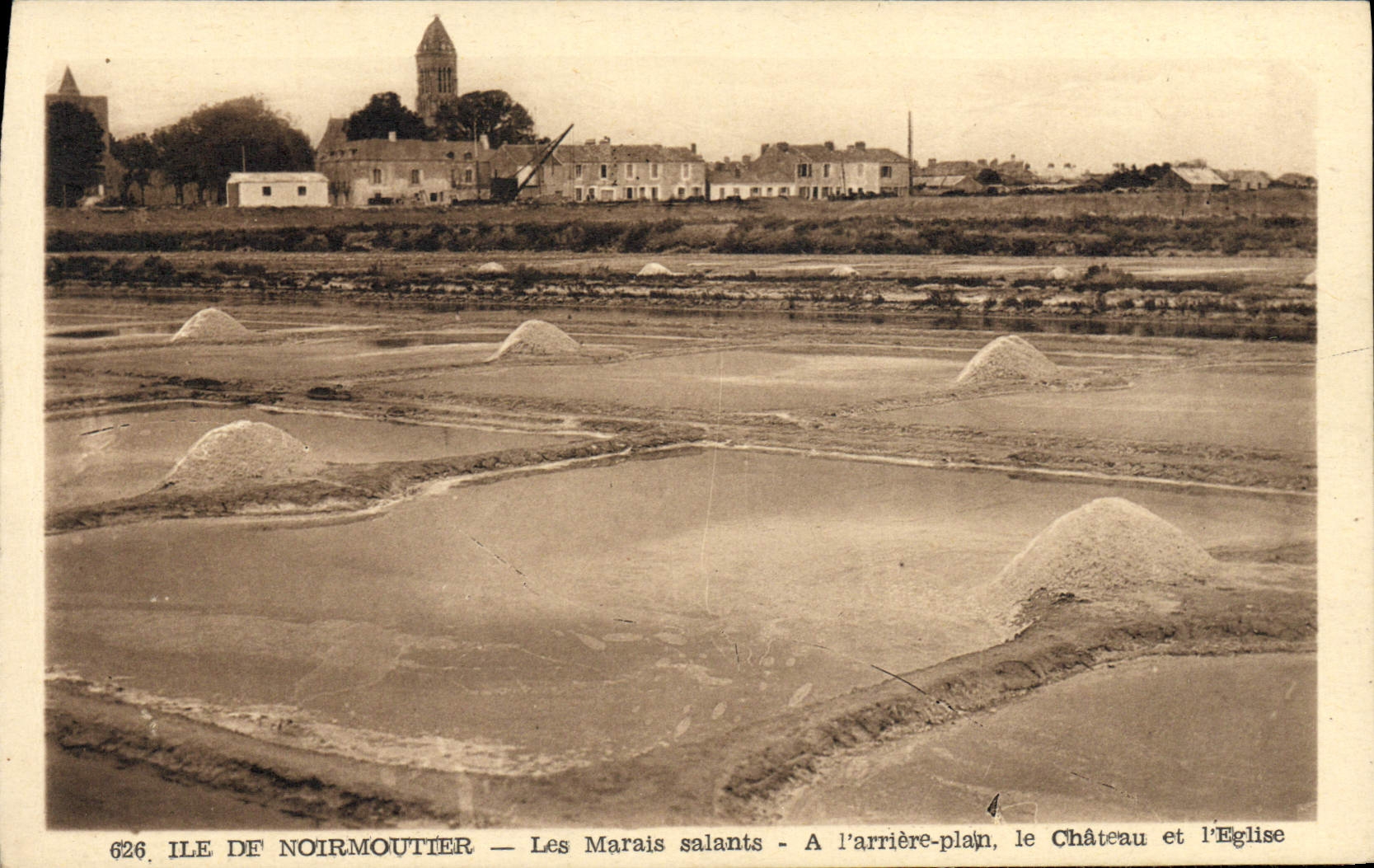 CPA Marais salants A l'arriere plan Le chateau et l'eglise Ile de Noirmoutier