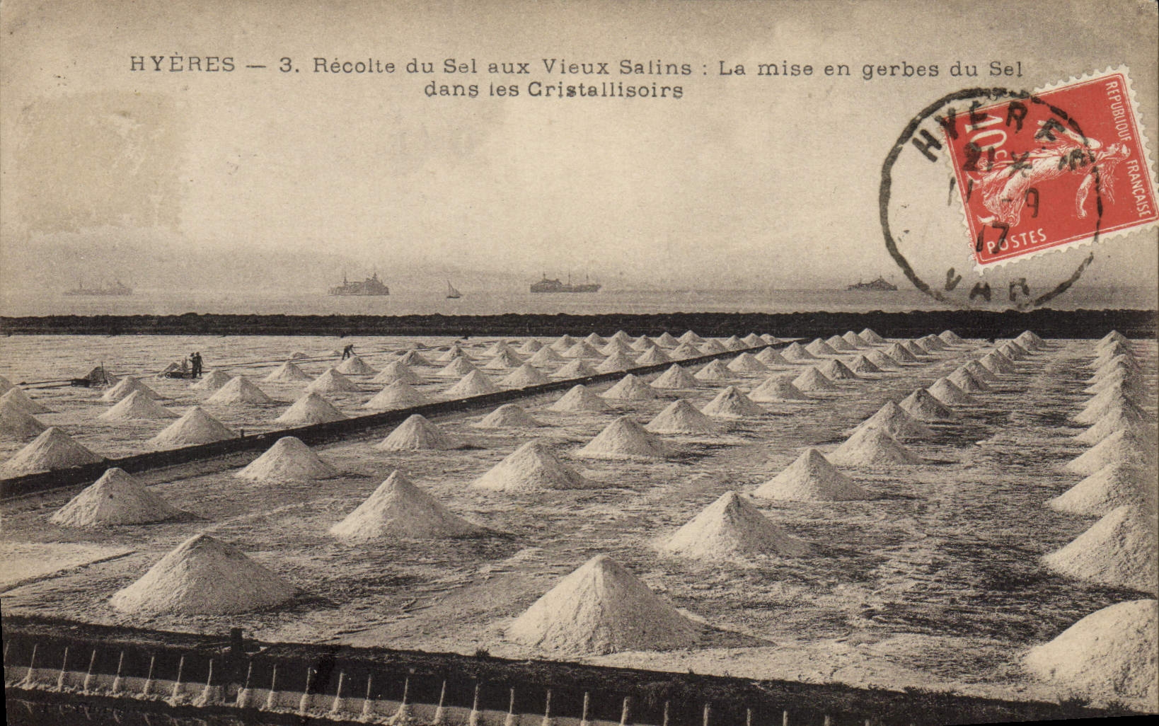 CPA Marais salants Hyeres Recolte du sel aux Vieux Salins La mise en gerbe du sel dans les Cristallisoirs