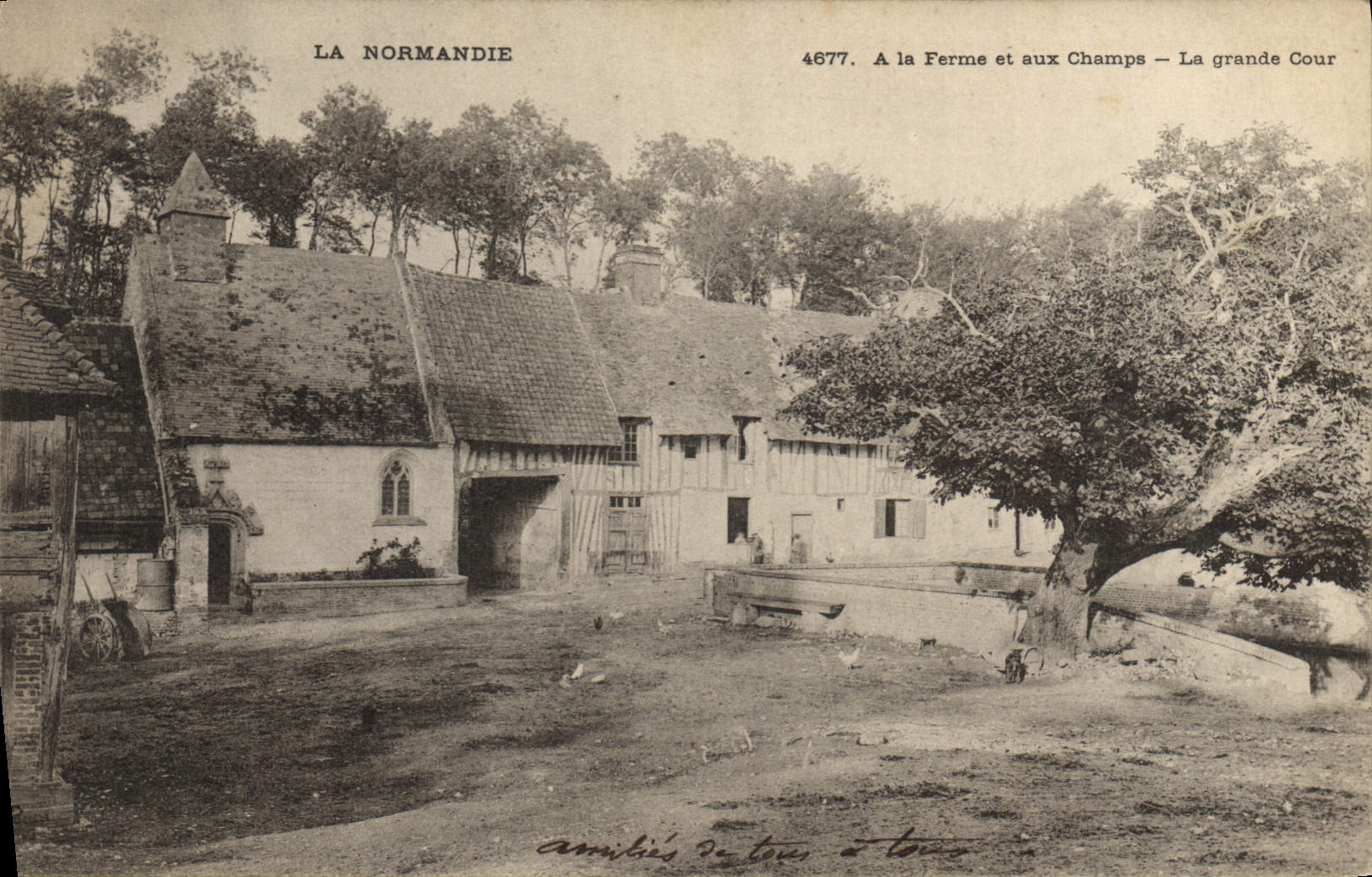 CPA Folklore Normandie A la ferme et aux champs La grande cour 
