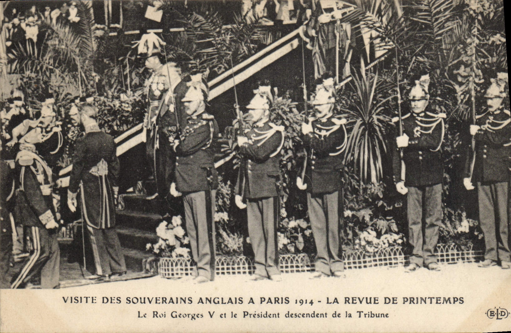 CPA Visite des souverains anglais a Paris 1914 La revue de Printemps Le Roi Georges V et le President descendent