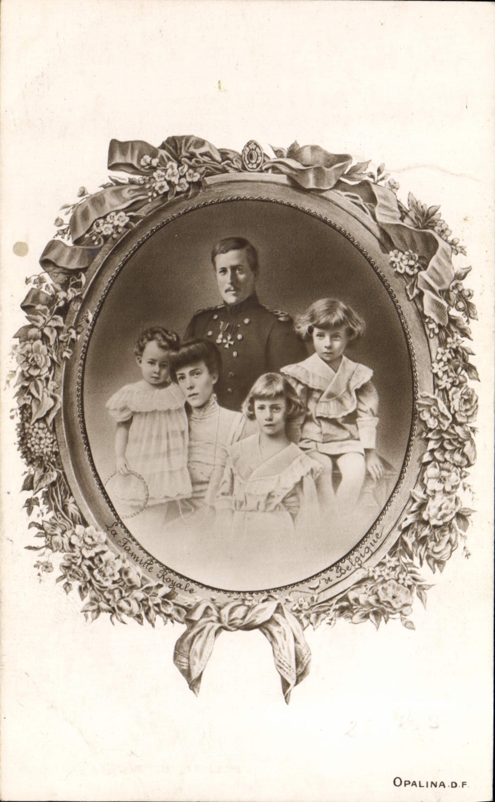 VINTAGE POSTCARD Royal family Belgium