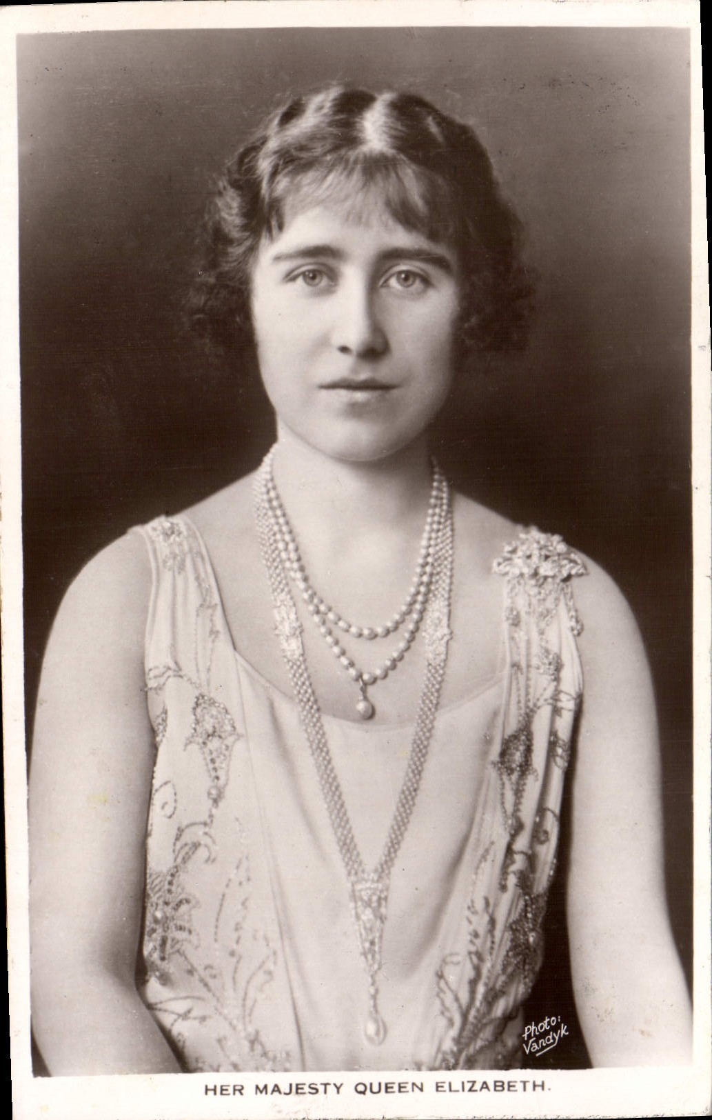 VINTAGE POSTCARD Her Majesty Queen Elizabeth