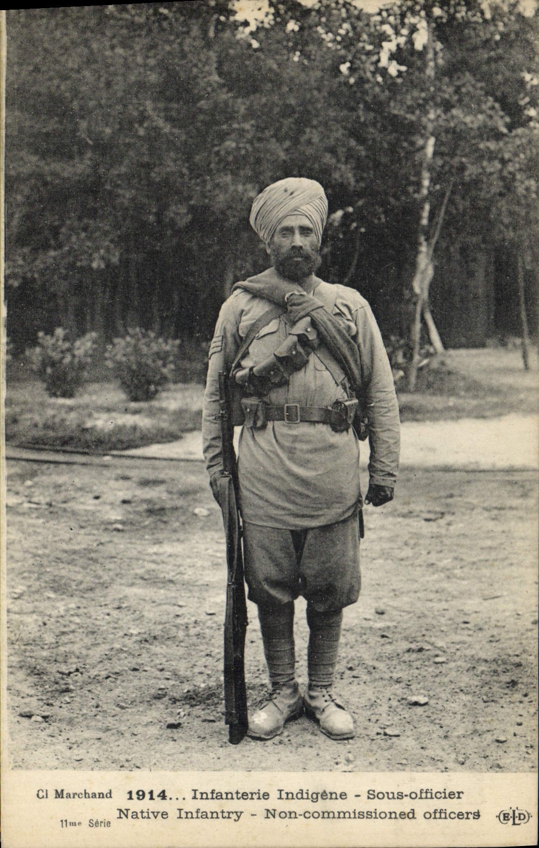 VINTAGE POSTCARD indigenous Militaria Infantry Under India officer