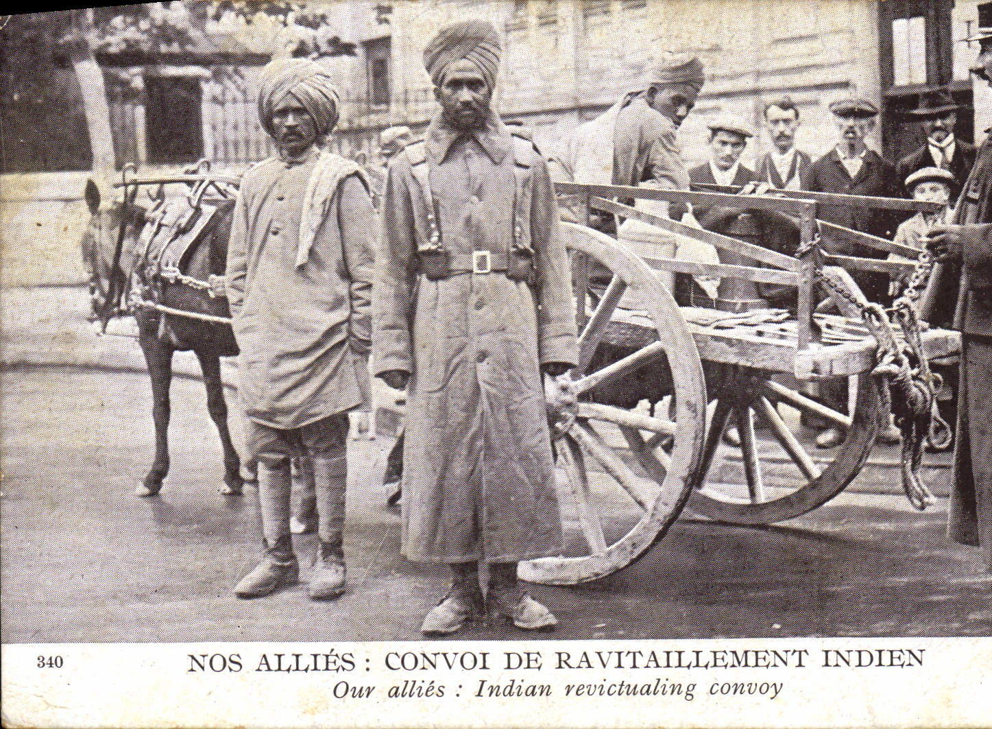 CPA Militaria Nos allies Convoi de ravitaillement indien 