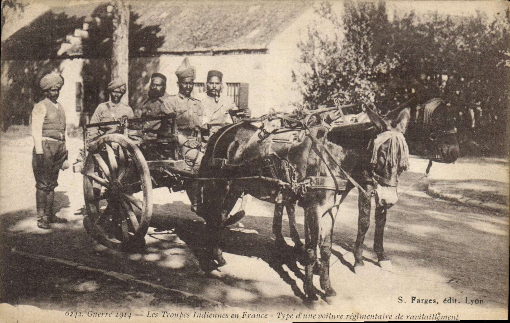 CPA Militaria Les troupes indiennes en France Type d'une voiture reglementaire de ravitaillement Ane Mule
