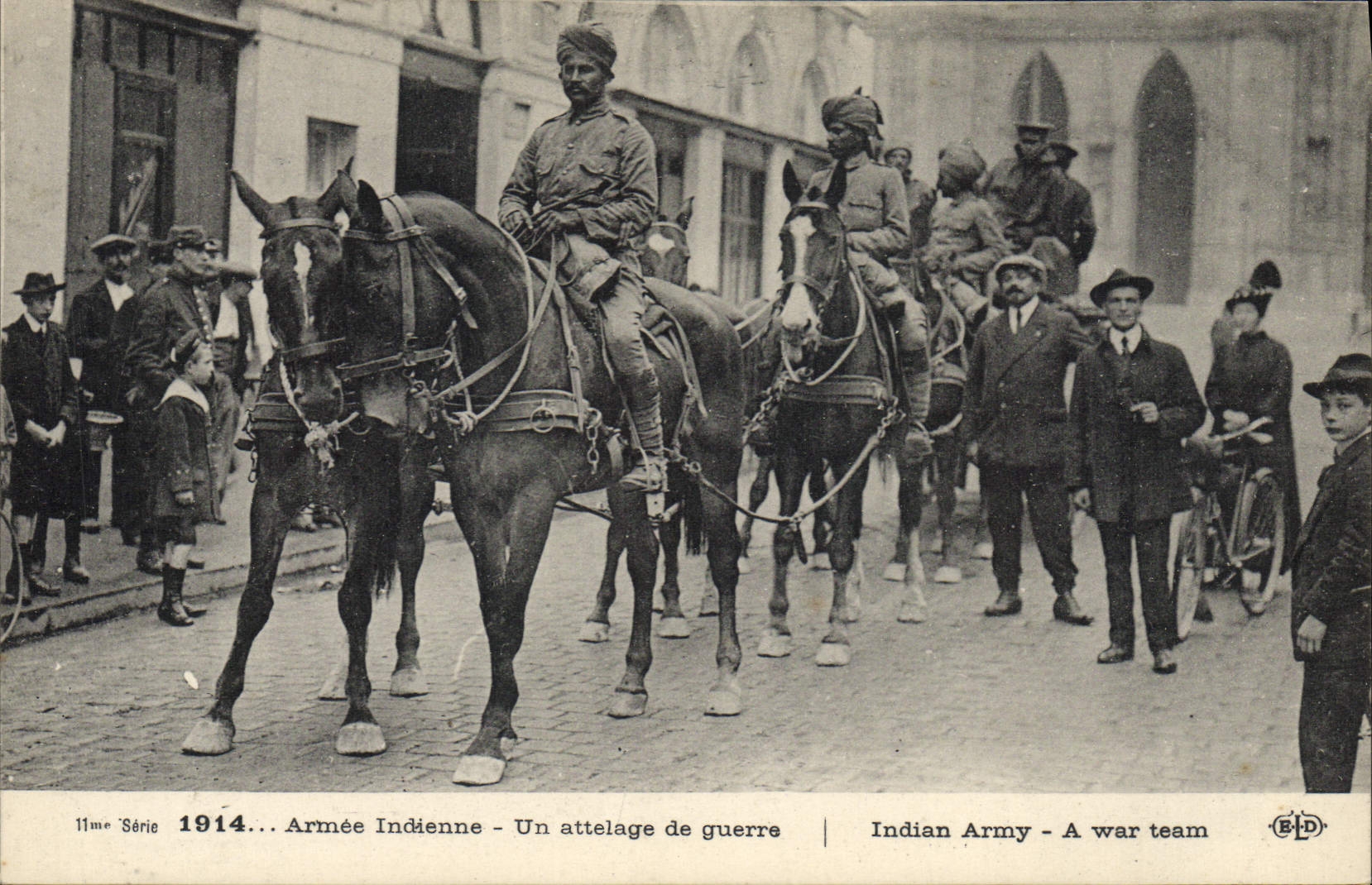 VINTAGE POSTCARD Militaria Armed Indian a coach with war