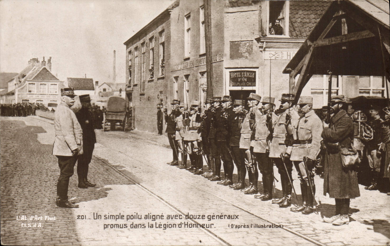 CPA Militaria Un simple poilu aligne avec douze generaux promus dans la legion d'honneur