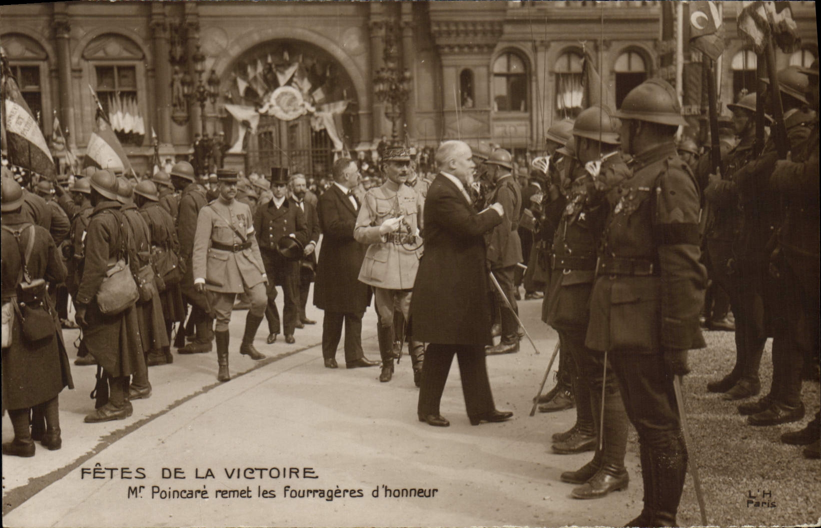 CPA Militaria Fetes de la Victoire Mr Poincare remet les fourrageres d'honneur