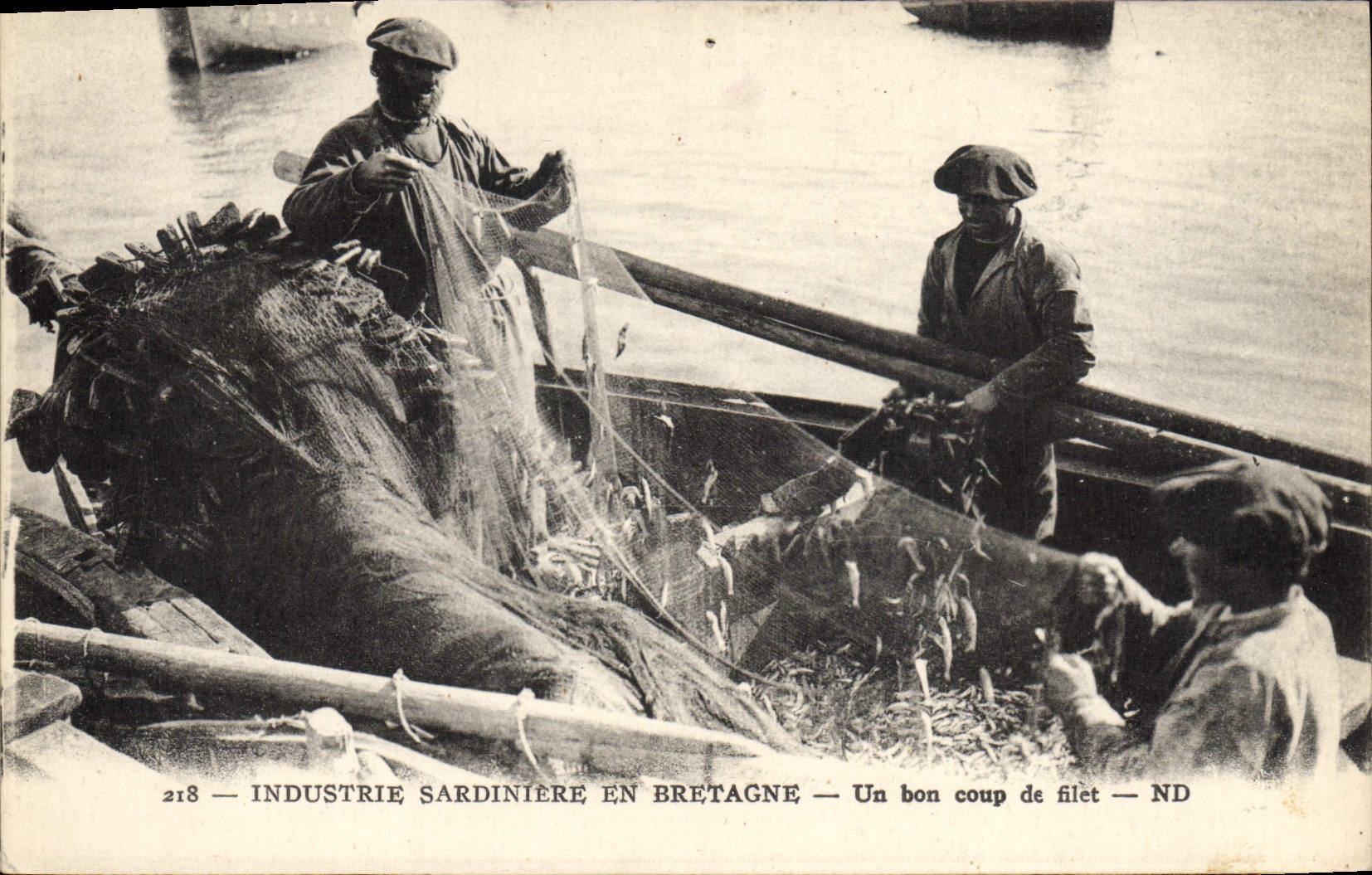 CPA Poisson Poissons Industrie sardiniere de Bretagne Un bon coup de filet Peche
