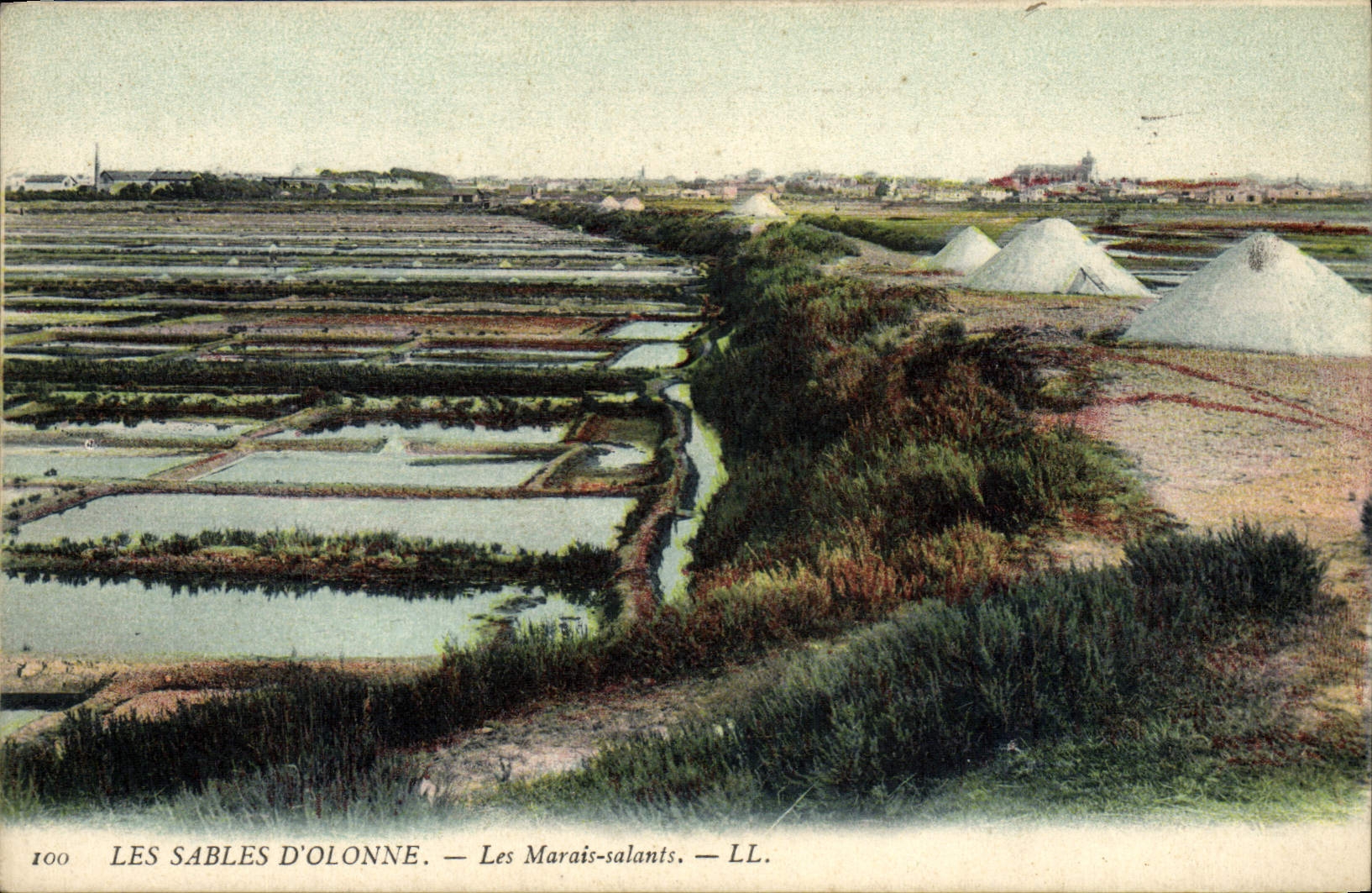 VINTAGE POSTCARD Folklore salt-water Marshes Sables d'Olonne