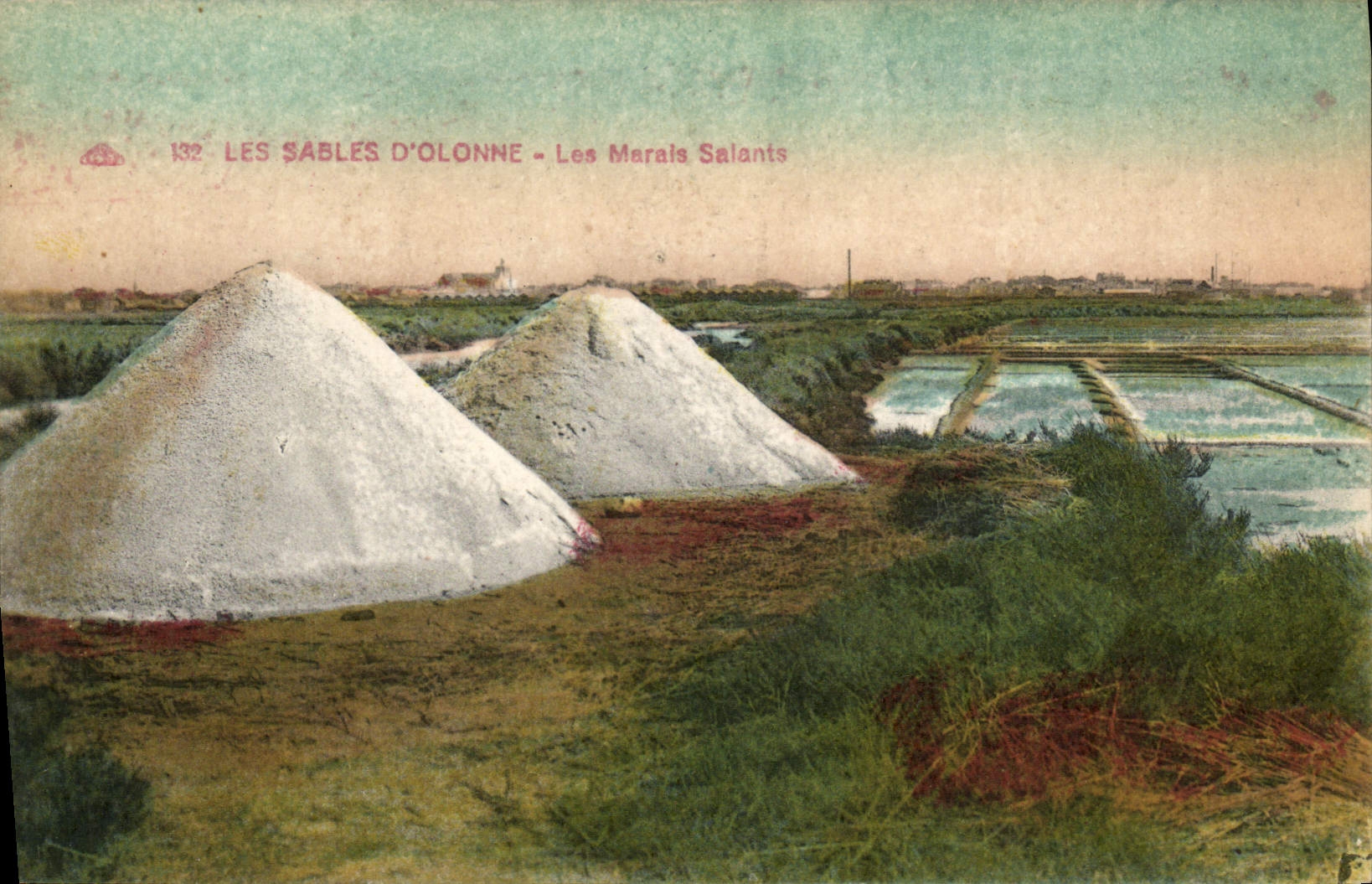 CPA Folklore Marais salants Les Sables d'Olonne 