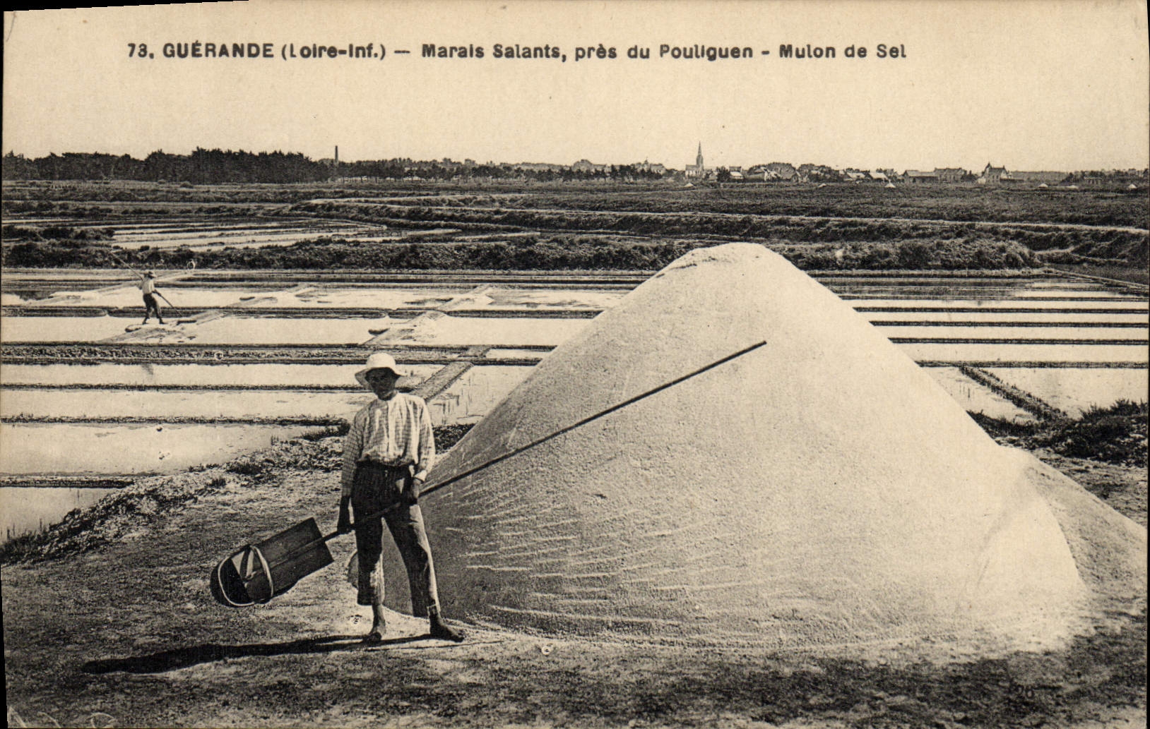 CPA Folklore Marais salants Guerande pres du Pouliguen Mulon de sel