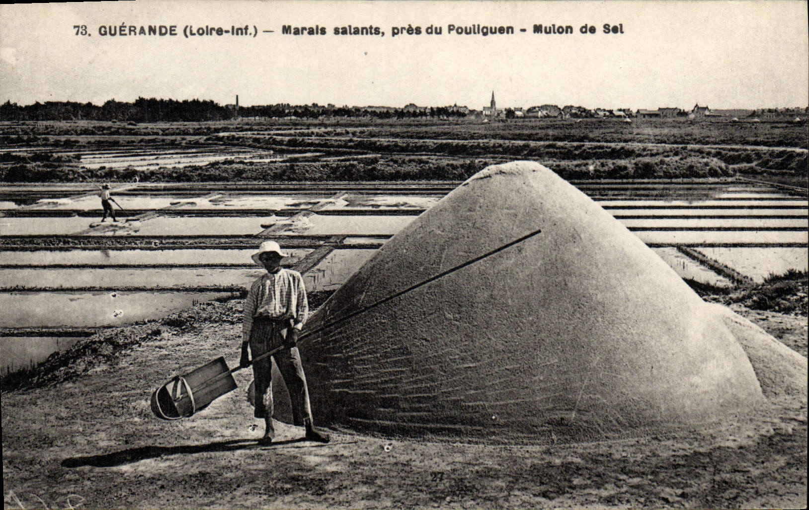 CPA Folklore Marais salants Guerande pres du Pouliguen Mulon du sel